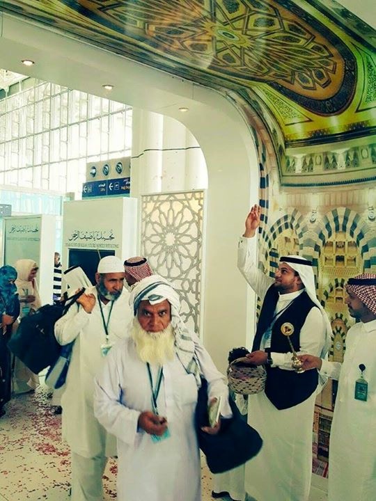 To the young and to the old, knowing applying perfume is a Sunnah of our beloved Prophet Muhammad (ﷺ)